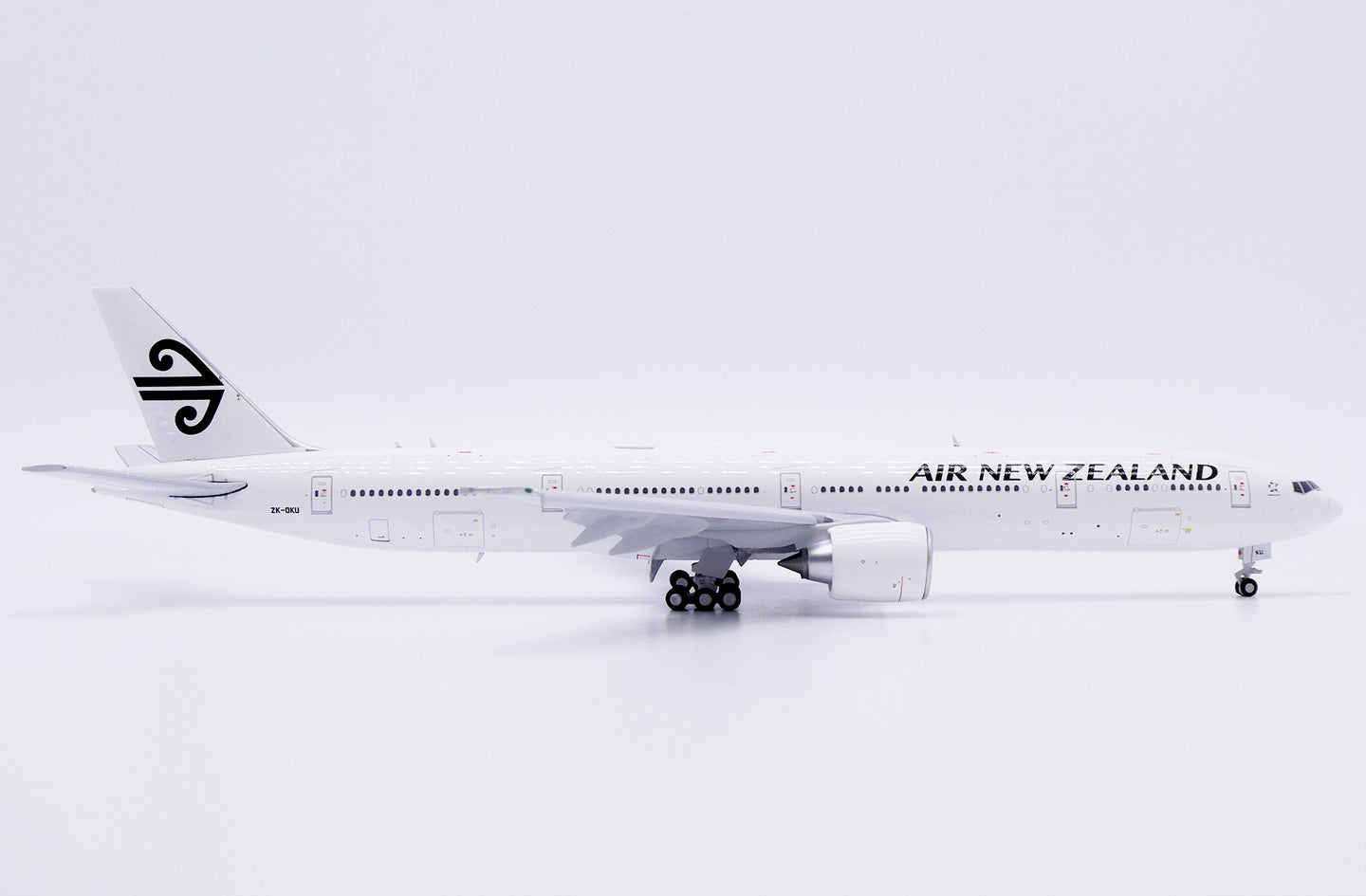 JC WINGS B777-300ER AIR NEW ZEALAND "ALL WHITE" (FLAPS DOWN) REG: ZK-OKU