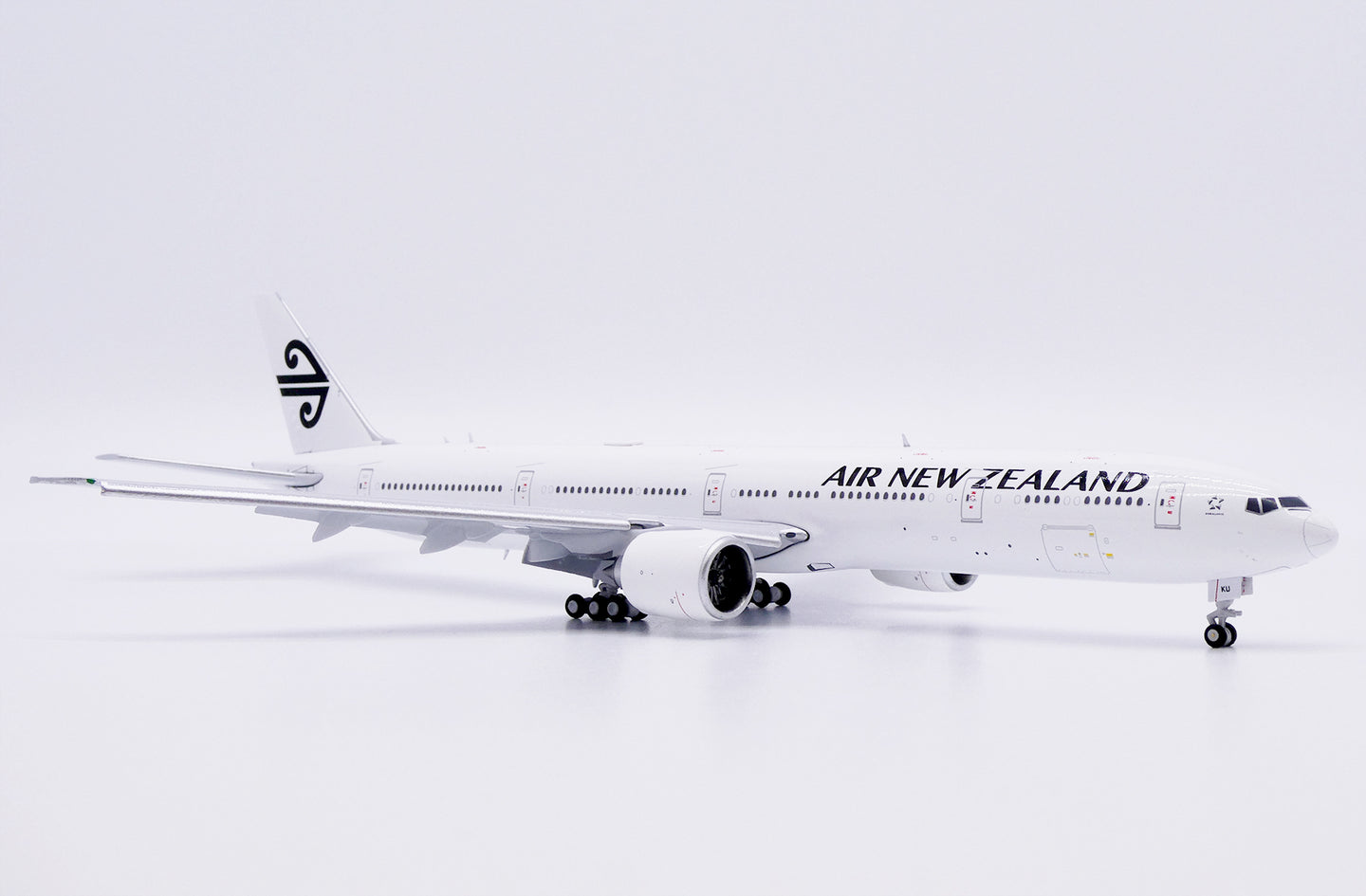 JC WINGS B777-300ER AIR NEW ZEALAND "ALL WHITE" (FLAPS DOWN) REG: ZK-OKU