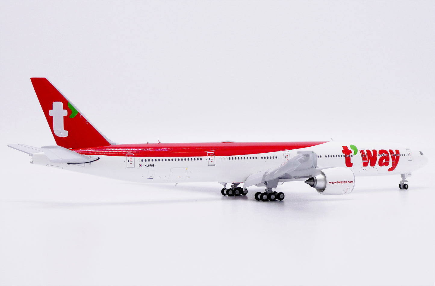 JC WINGS B777-300ER T'WAY AIR (FLAPS DOWN) REG: HL8706