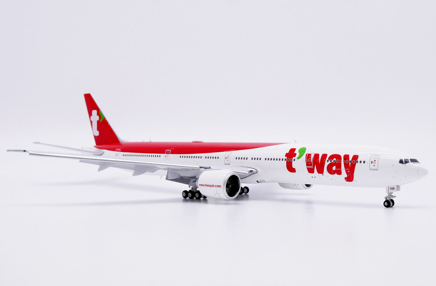 JC WINGS B777-300ER T'WAY AIR (FLAPS DOWN) REG: HL8706