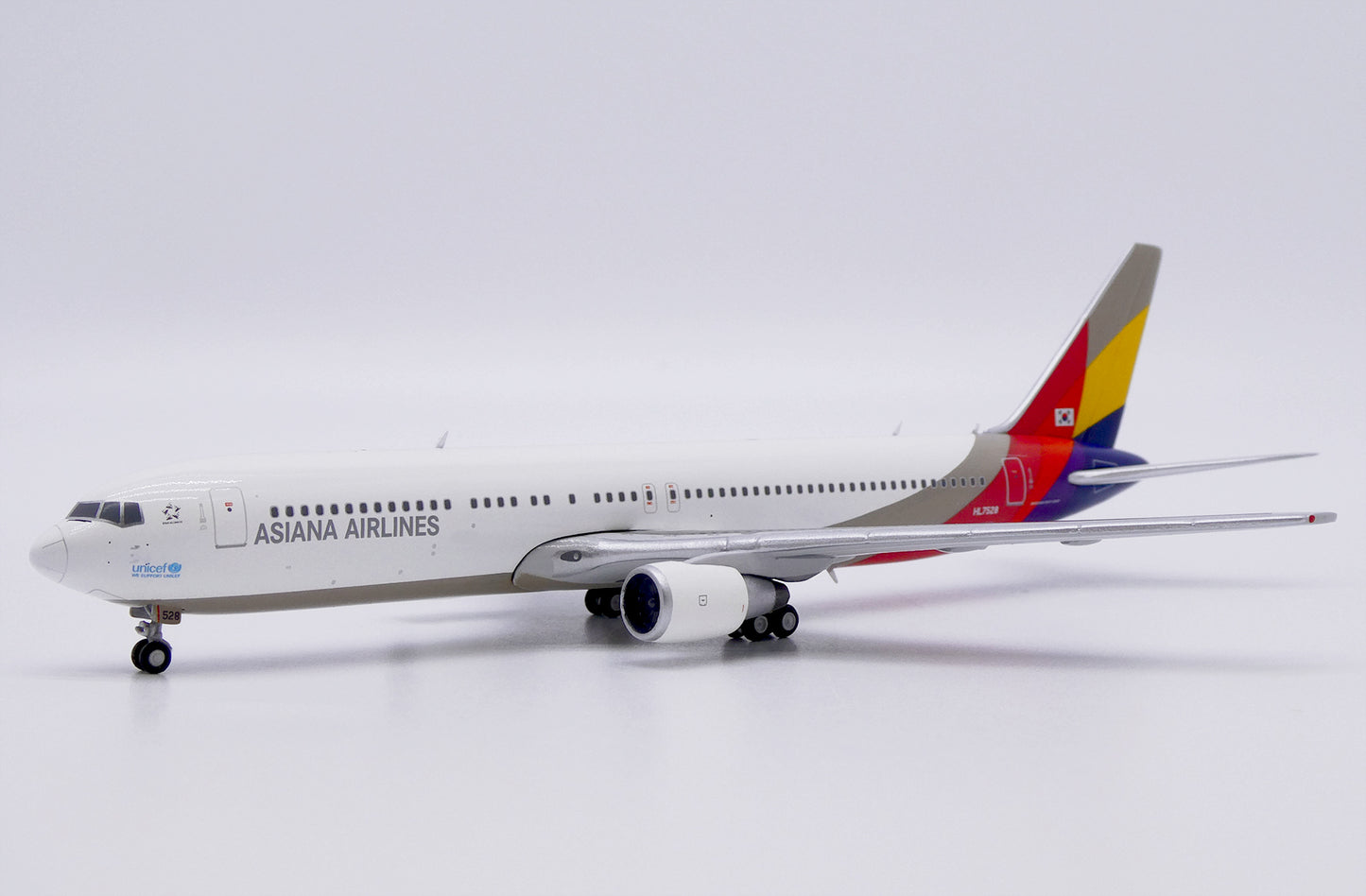 JC WINGS B767-300 ASIANA AIRLINES "LAST FLIGHT" REG: HL7528 WITH ANTENNA