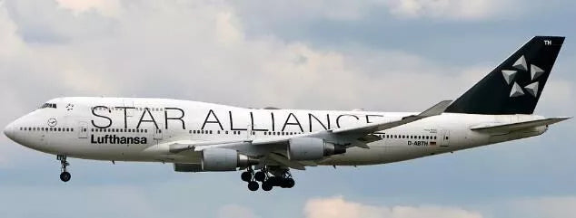 JC WINGS B747-400 LUFTHANSA "STAR ALLIANCE" REG: D-ABTH