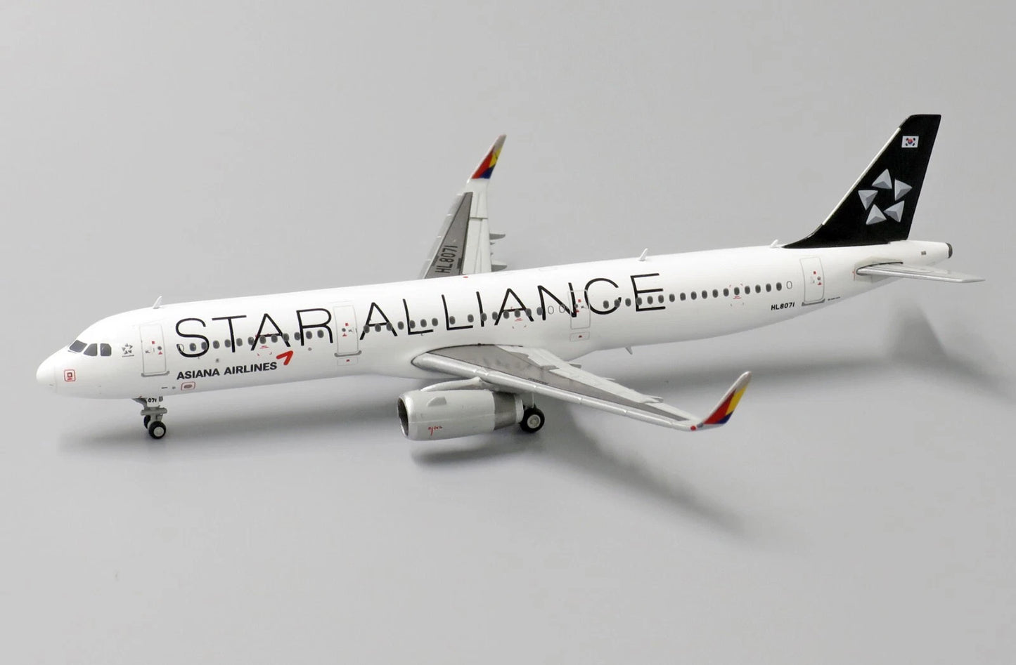 JC WINGS A321 ASIANA AIRLINES STAR ALLIANCE REG: HL8071