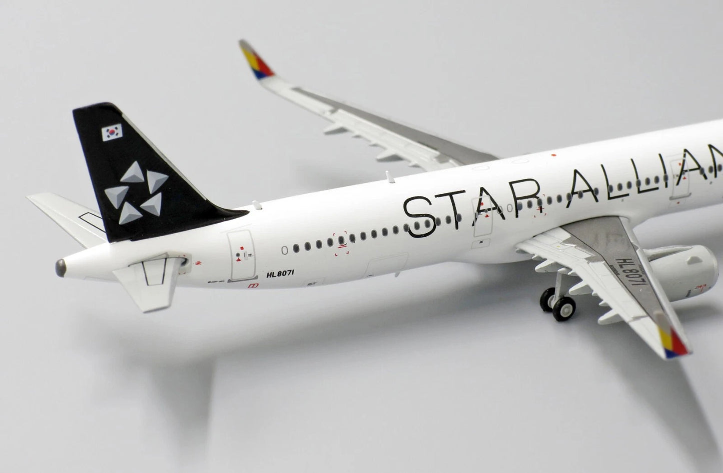 JC WINGS A321 ASIANA AIRLINES STAR ALLIANCE REG: HL8071