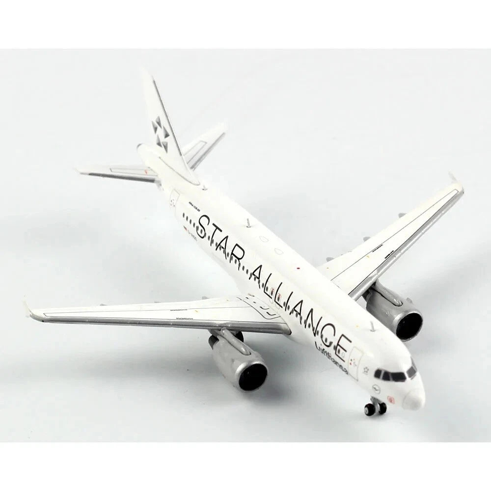 JC WINGS A320 LUFTHANSA "STAR ALLIANCE" REG: D-AIQS