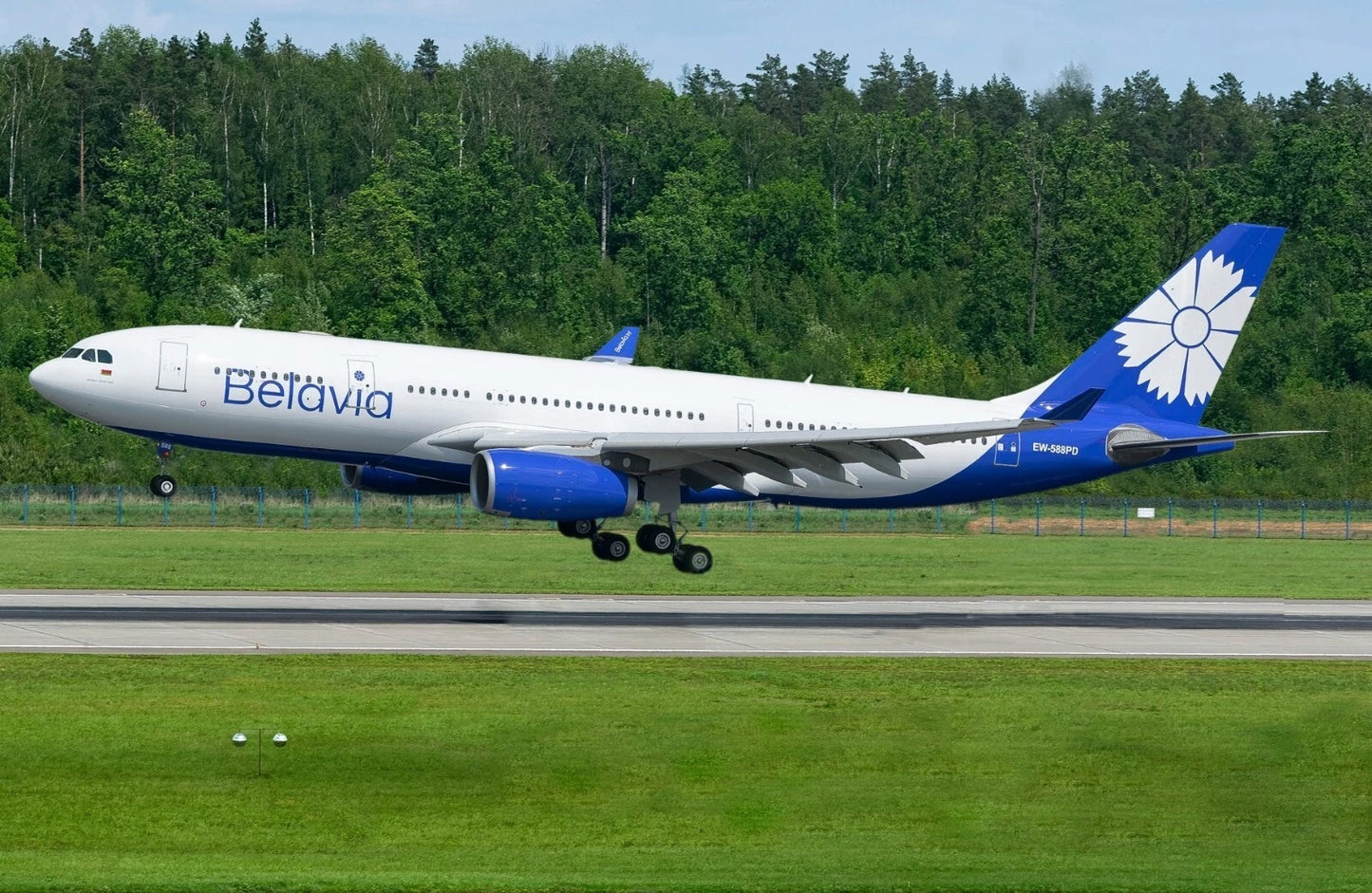 JC WINGS A330-200 BELAVIA REG: EW-588PD
