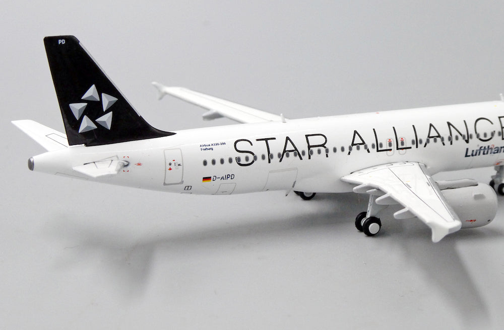JC WINGS A320 LUFTHANSA "STAR ALLIANCE" REG: D-AIPD WITH ANTENNA