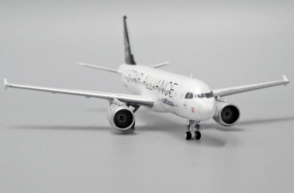 JC WINGS A320 LUFTHANSA "STAR ALLIANCE" REG: D-AIPD WITH ANTENNA