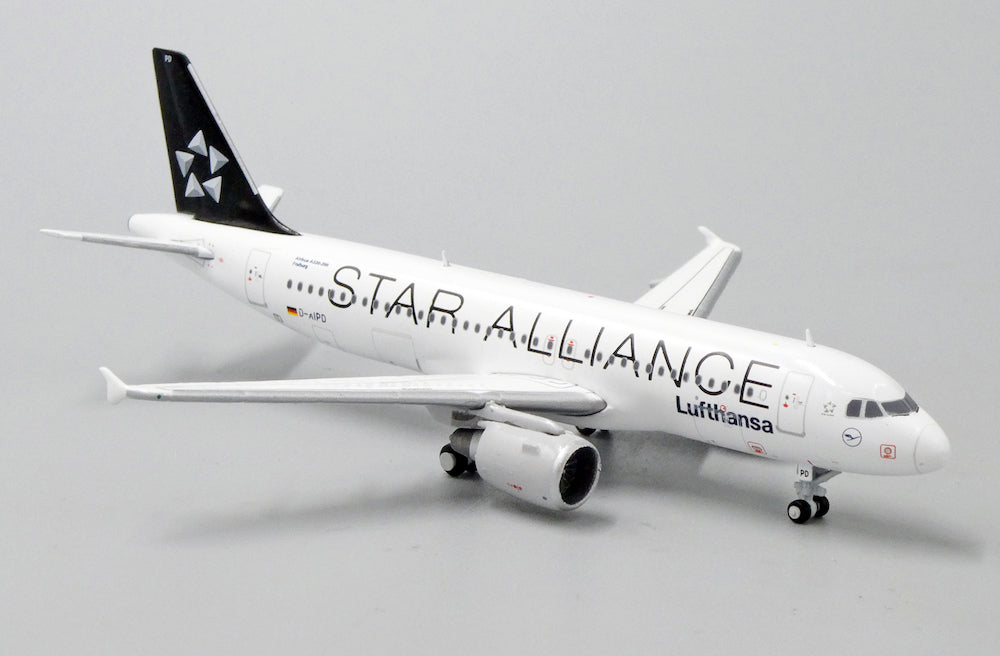 JC WINGS A320 LUFTHANSA "STAR ALLIANCE" REG: D-AIPD WITH ANTENNA