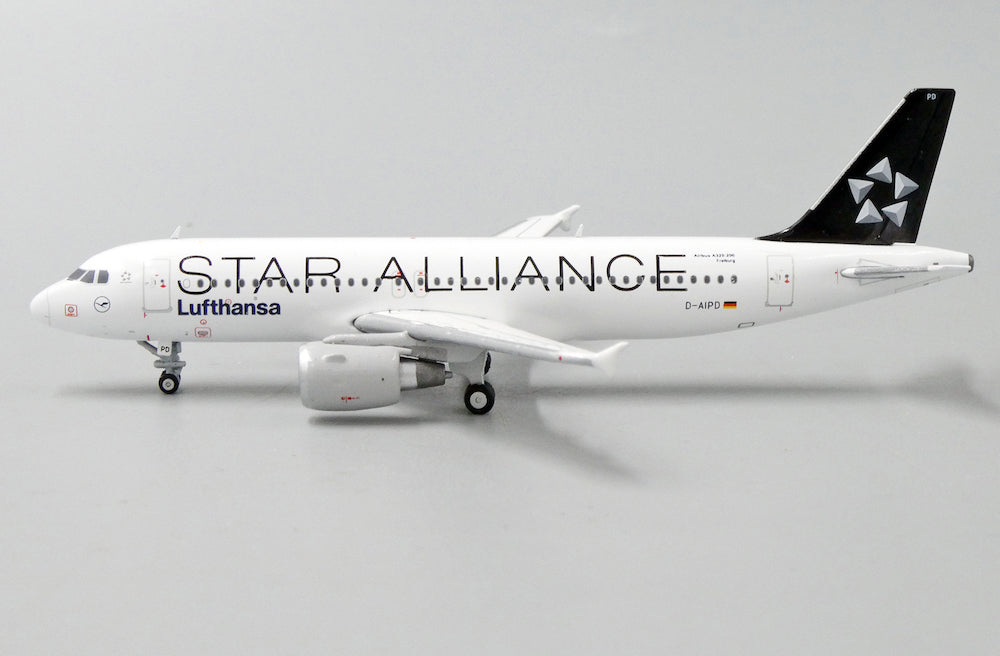 JC WINGS A320 LUFTHANSA "STAR ALLIANCE" REG: D-AIPD WITH ANTENNA