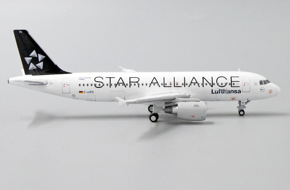 JC WINGS A320 LUFTHANSA "STAR ALLIANCE" REG: D-AIPD WITH ANTENNA