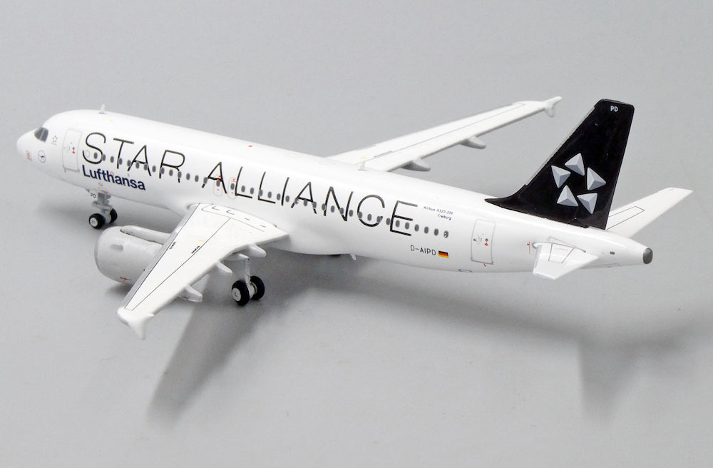 JC WINGS A320 LUFTHANSA "STAR ALLIANCE" REG: D-AIPD WITH ANTENNA