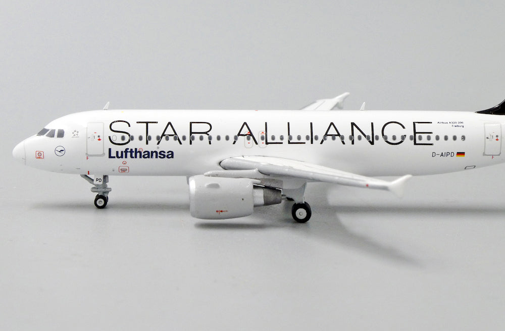 JC WINGS A320 LUFTHANSA "STAR ALLIANCE" REG: D-AIPD WITH ANTENNA