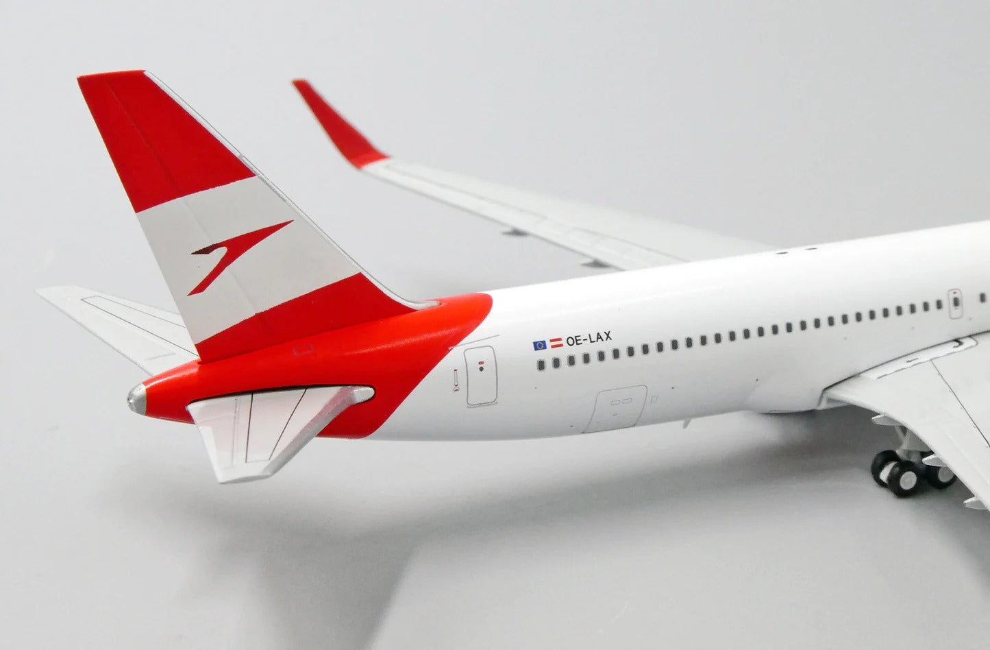 JC WINGS B767-300ER AUSTRIAN AIRLINES REG: OE-LAX WITH ANTENNA