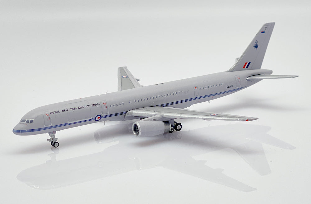 JC WINGS B757-200 ROYAL NEW ZEALAND AIR FORCE (RNZAF) REG: NZ7571
