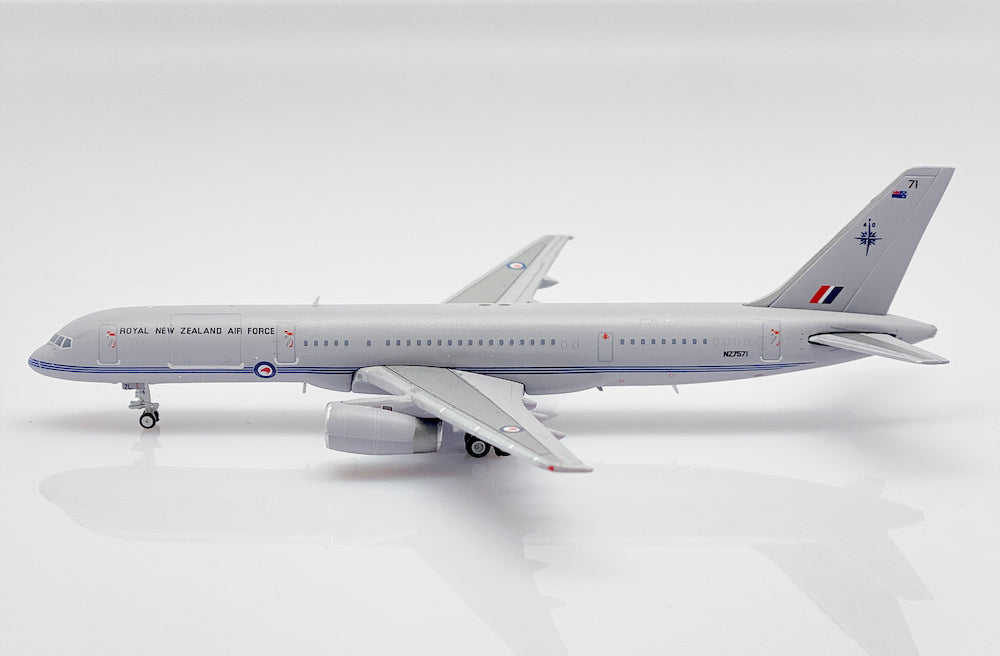 JC WINGS B757-200 ROYAL NEW ZEALAND AIR FORCE (RNZAF) REG: NZ7571