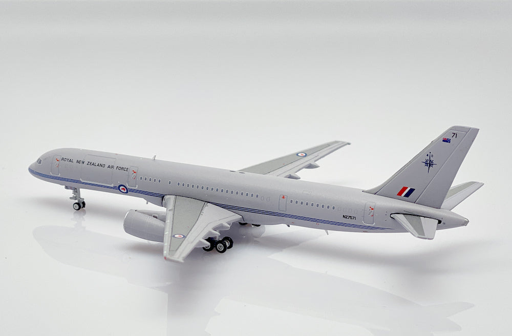 JC WINGS B757-200 ROYAL NEW ZEALAND AIR FORCE (RNZAF) REG: NZ7571