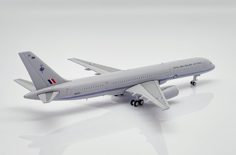 JC WINGS B757-200 ROYAL NEW ZEALAND AIR FORCE (RNZAF) REG: NZ7571