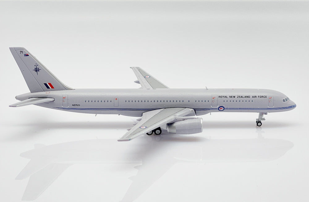 JC WINGS B757-200 ROYAL NEW ZEALAND AIR FORCE (RNZAF) REG: NZ7571