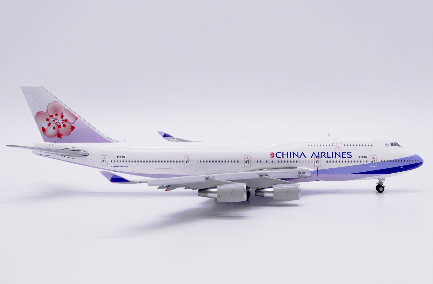 JC WINGS B747-400 CHINA AIRLINES REG: B-18212