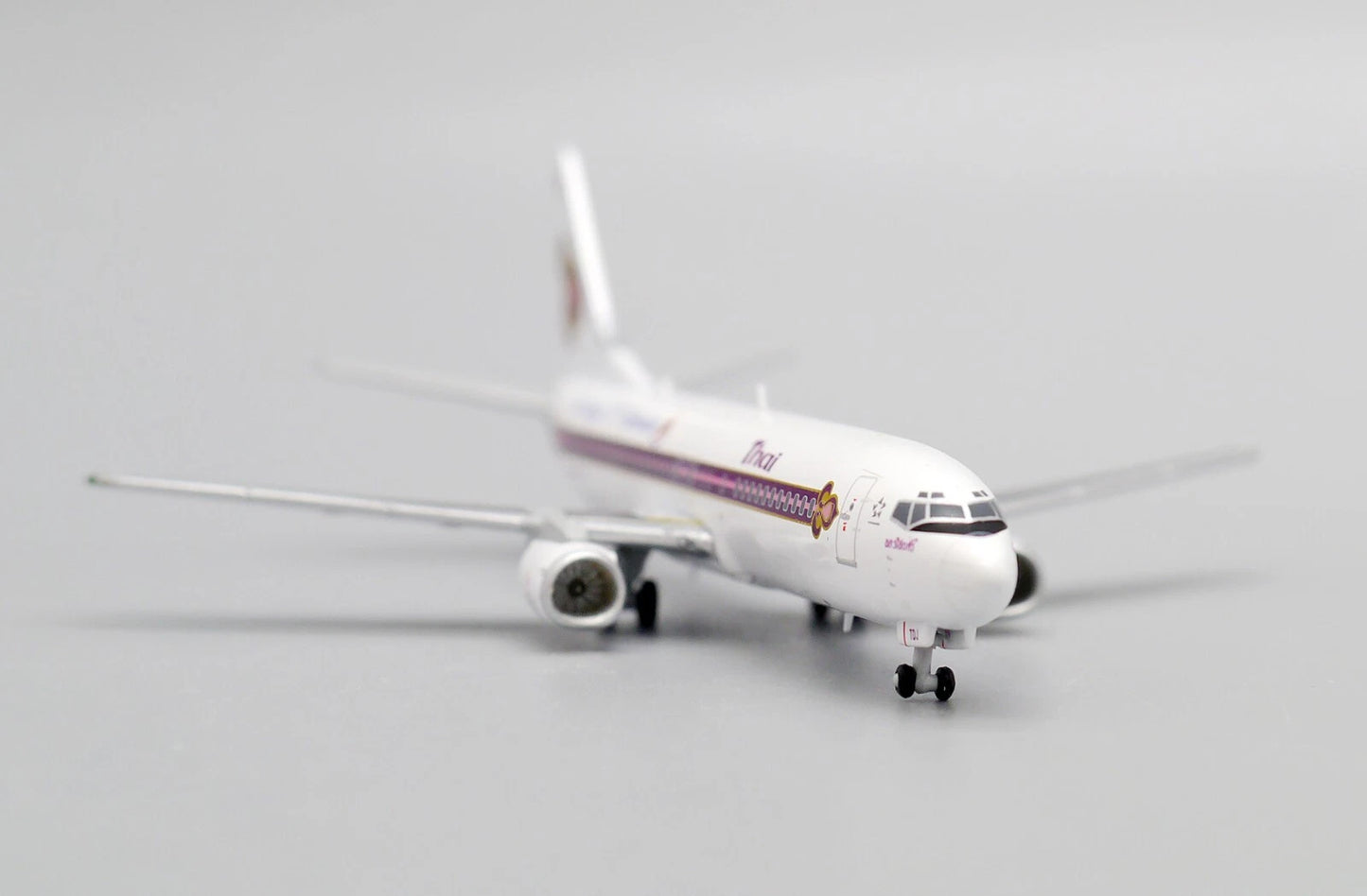 JC WINGS B737-400 THAI AIRWAYS "THE KINGS 72ND CELEBRATION" REG: HS-TDJ