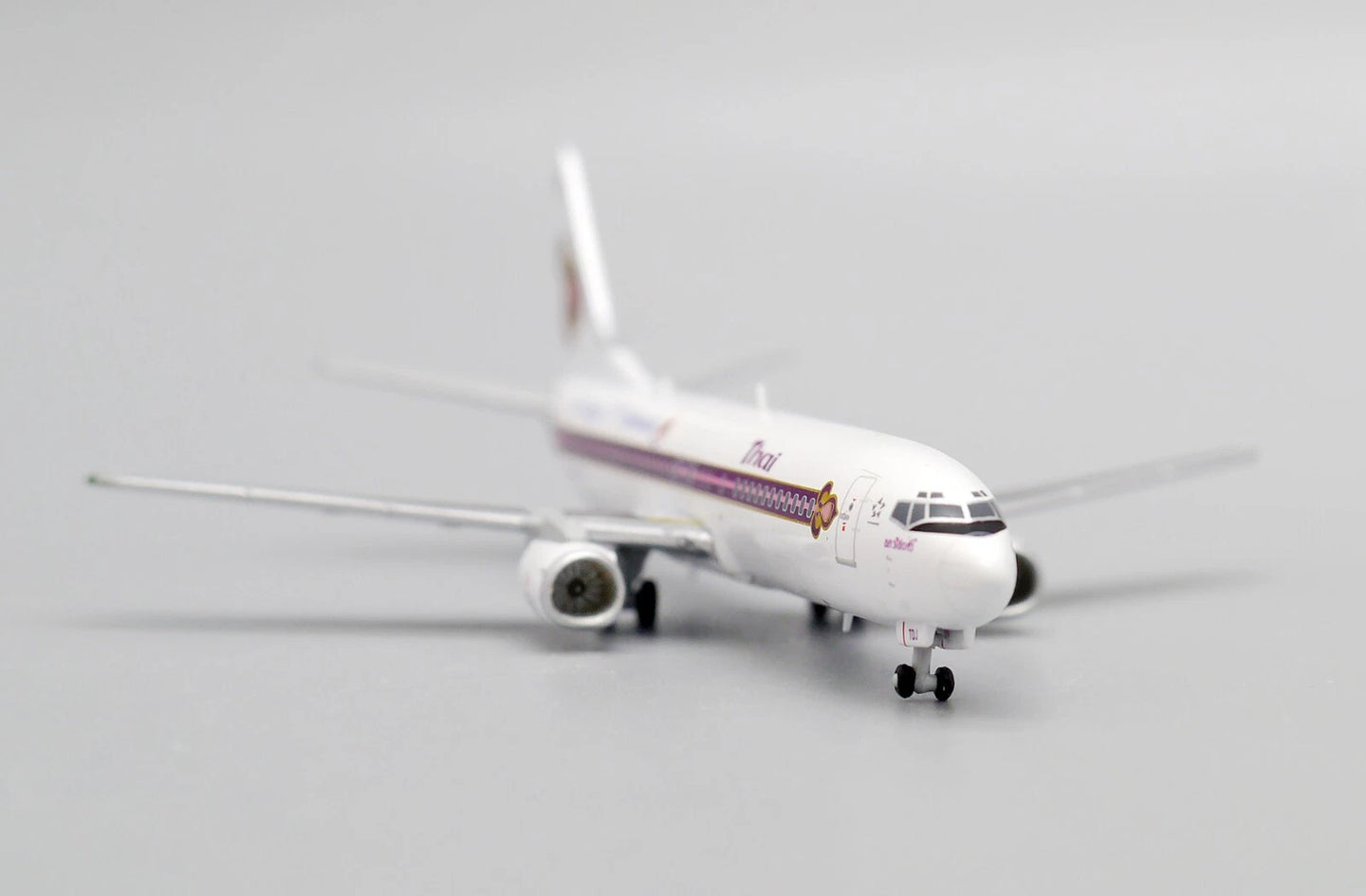 JC WINGS B737-400 THAI AIRWAYS "THE KINGS 72ND CELEBRATION" REG: HS-TDJ