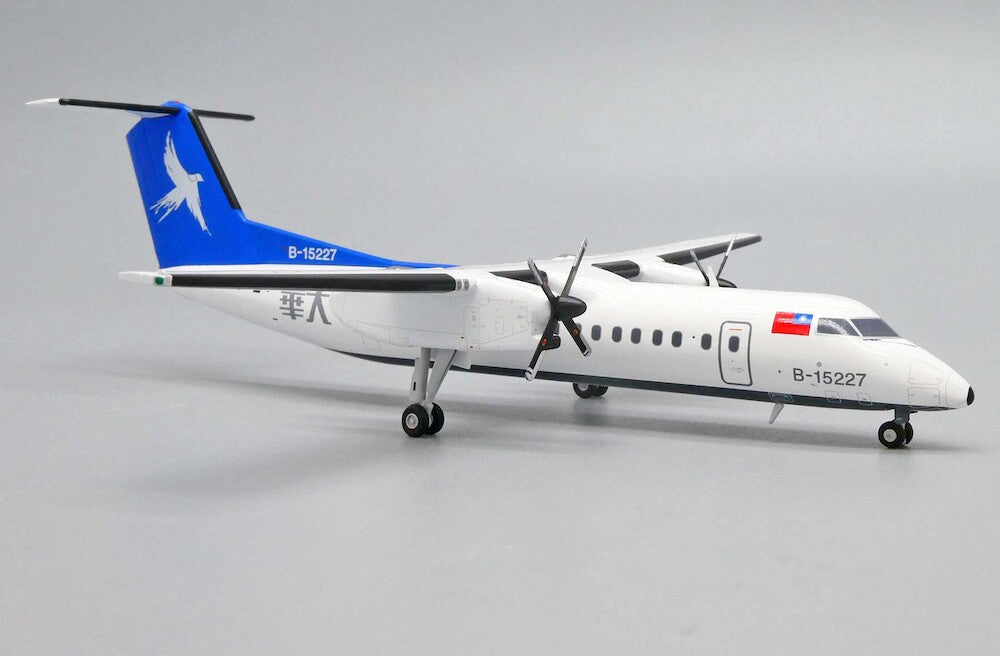 JCWINGS DASH 8-Q300 GREAT CHINA AIR REG: B-15237