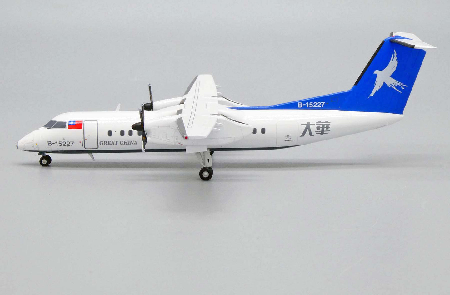 JCWINGS DASH 8-Q300 GREAT CHINA AIR REG: B-15237
