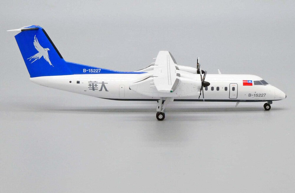 JCWINGS DASH 8-Q300 GREAT CHINA AIR REG: B-15237