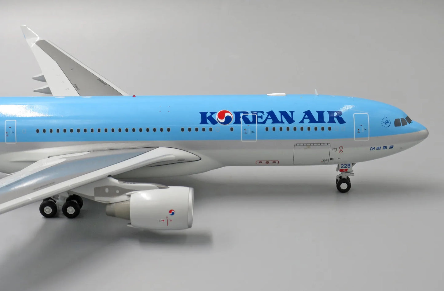 JC WINGS  A330-200 KOREAN AIR REG: HL8228