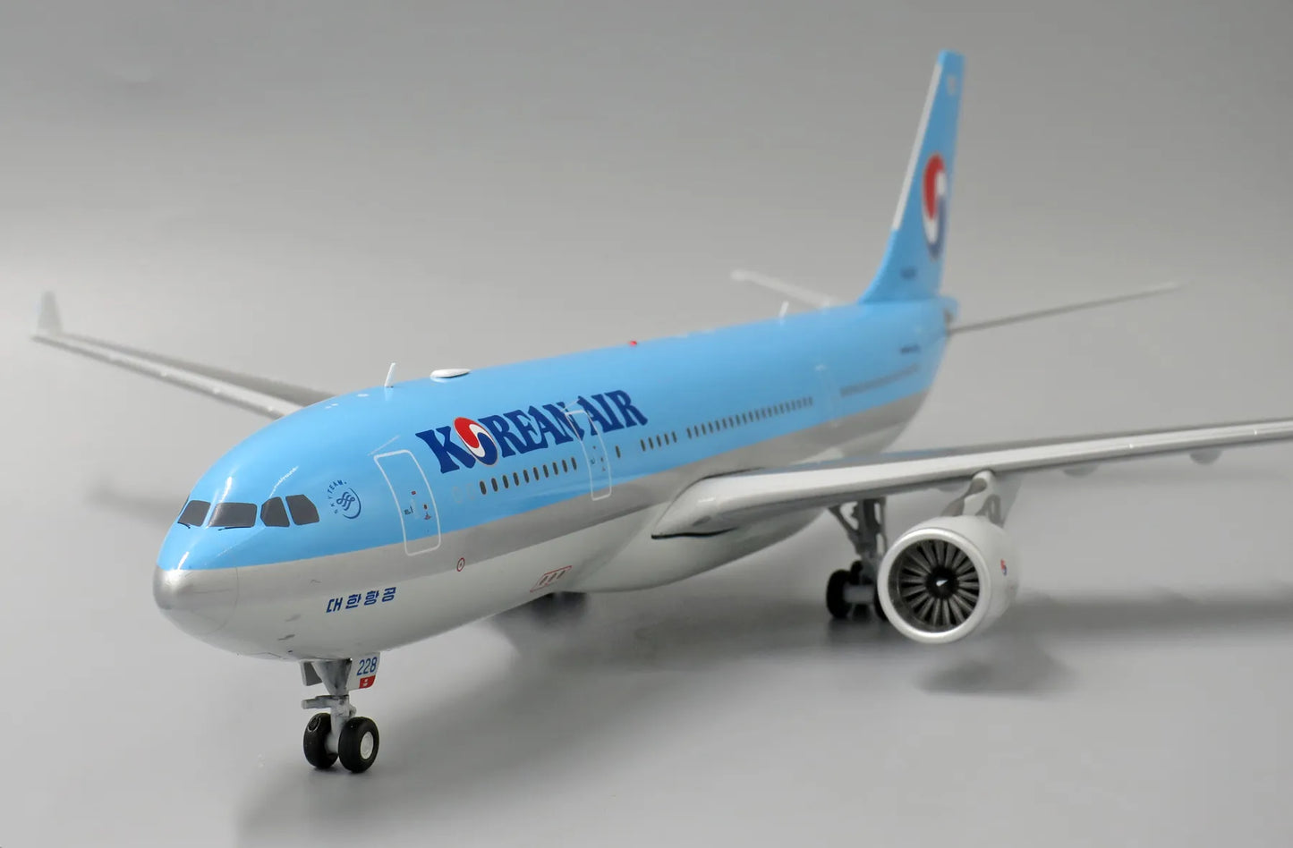 JC WINGS  A330-200 KOREAN AIR REG: HL8228