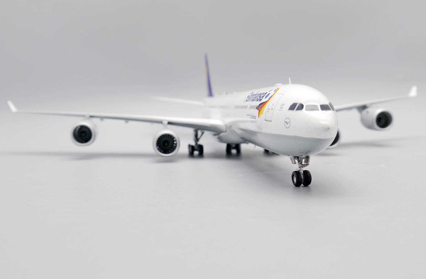 JC WINGS A340-600 LUFTHANSA "FANHANSA" REG: D-AIHQ