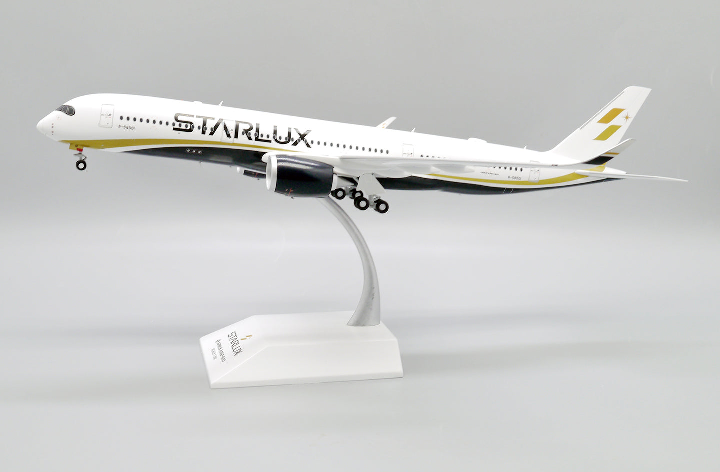 JCWINGS A350-900XWB STARLUX REG: B-58501
