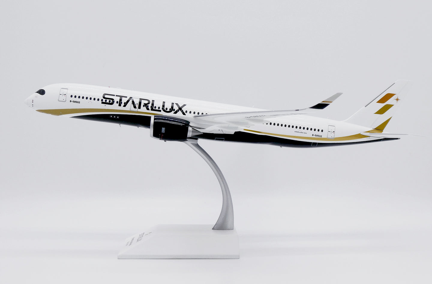 JC WINGS A350-900XWB STARLUX AIRLINES REG: B-58502
