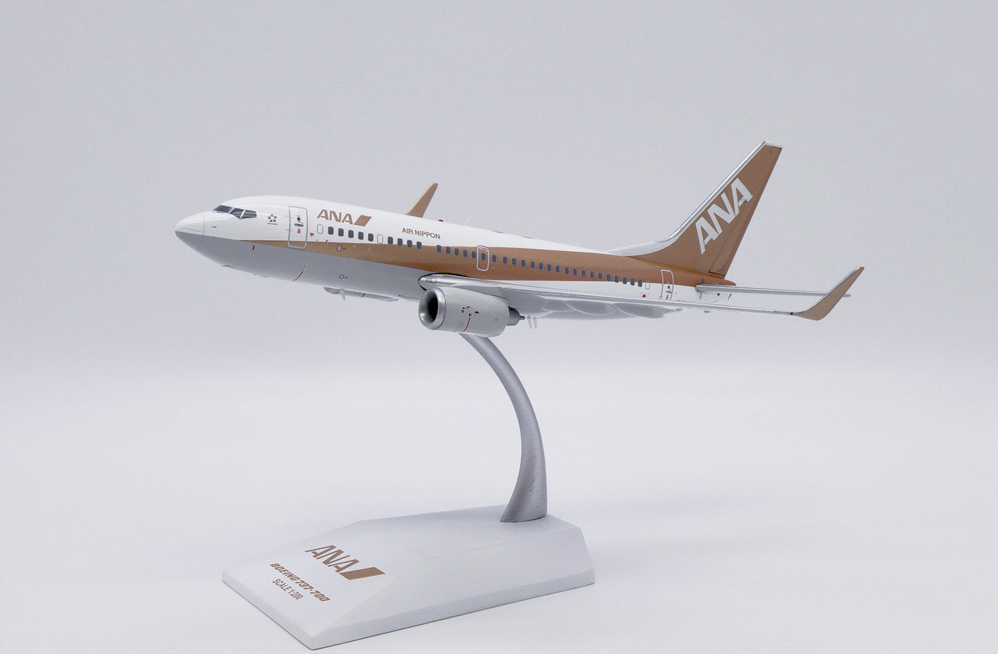 JC WINGS B737-700 ALL NIPPON AIRWAYS "GOLD" REG: JA01AN