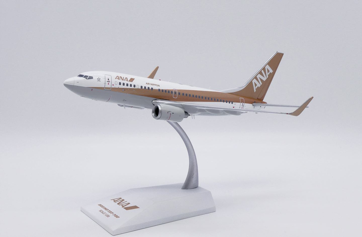 JC WINGS B737-700 ALL NIPPON AIRWAYS "GOLD" REG: JA01AN