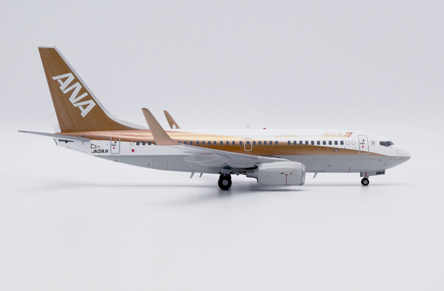 JC WINGS B737-700 ALL NIPPON AIRWAYS "GOLD" REG: JA01AN