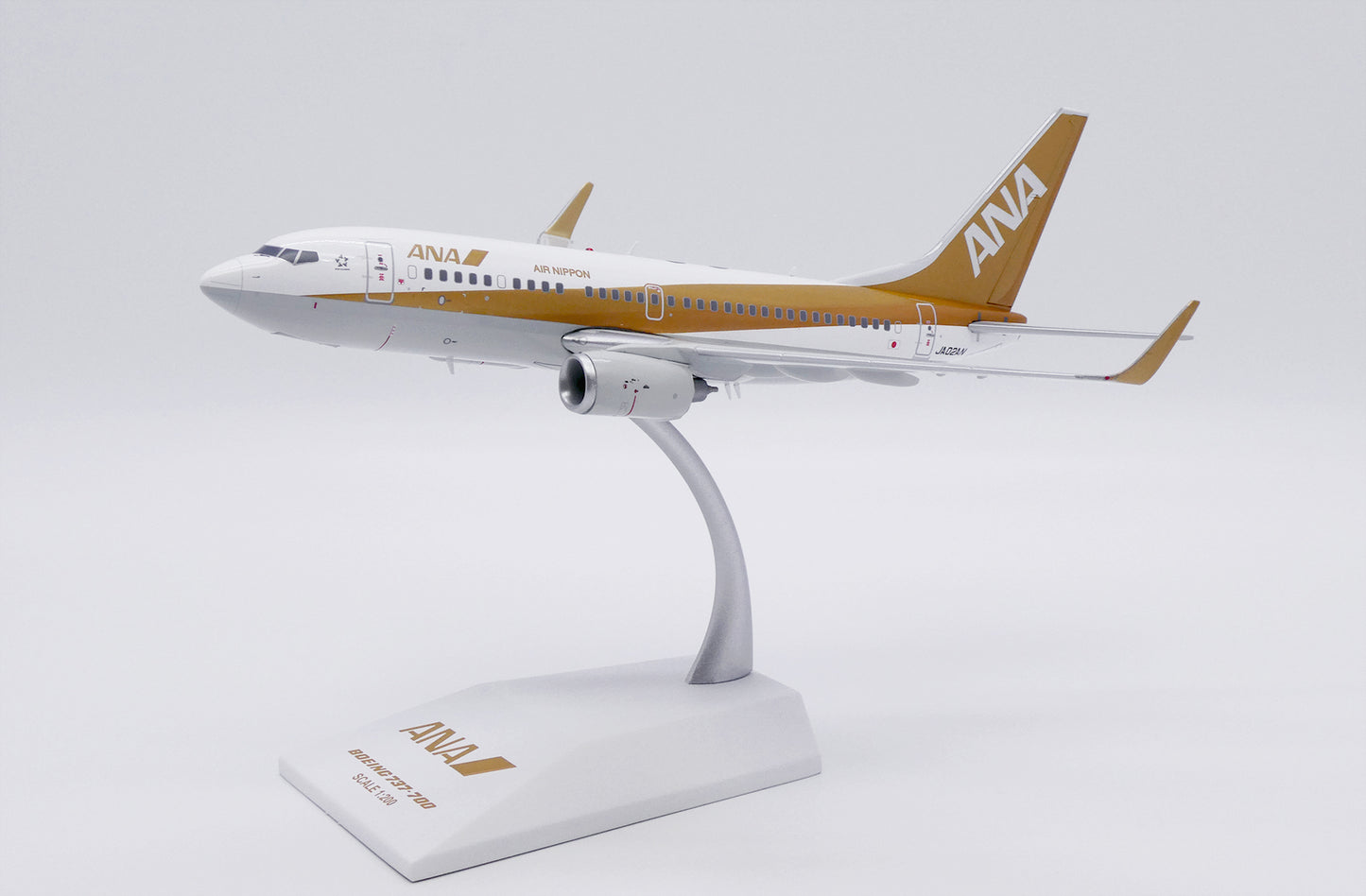 JC WINGS B737-700 ALL NIPPON AIRWAYS (ANA) "GOLD" REG: JA02AN