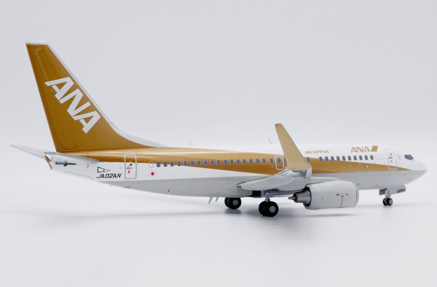 JC WINGS B737-700 ALL NIPPON AIRWAYS (ANA) "GOLD" REG: JA02AN