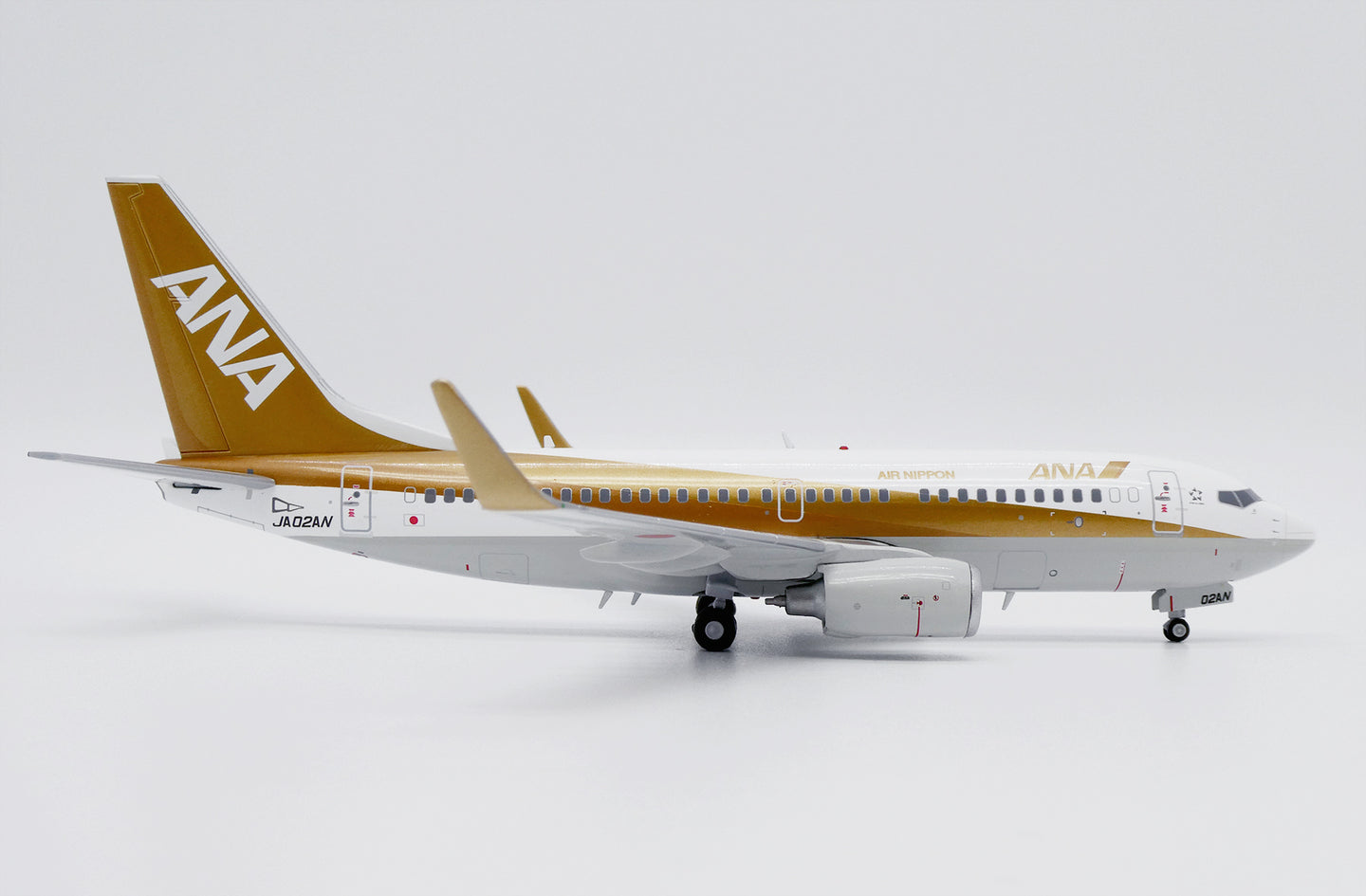 JC WINGS B737-700 ALL NIPPON AIRWAYS (ANA) "GOLD" REG: JA02AN