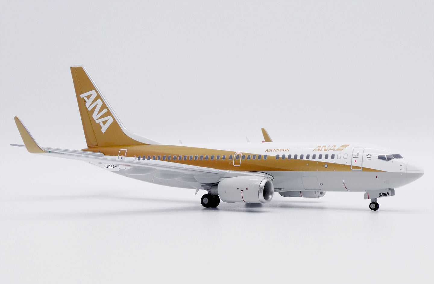 JC WINGS B737-700 ALL NIPPON AIRWAYS (ANA) "GOLD" REG: JA02AN