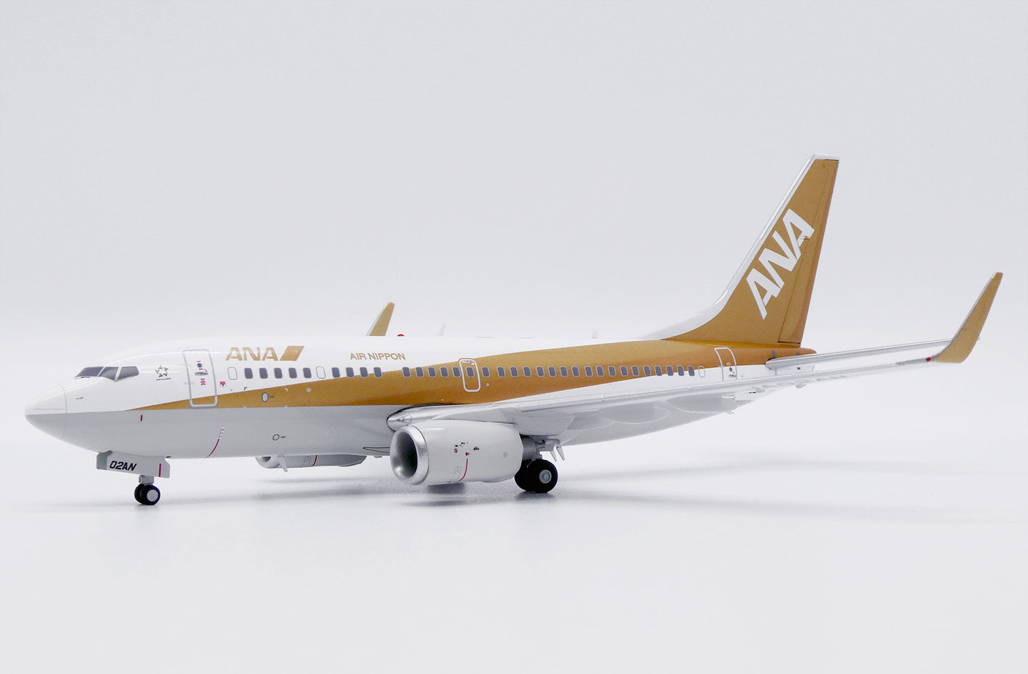 JC WINGS B737-700 ALL NIPPON AIRWAYS (ANA) "GOLD" REG: JA02AN