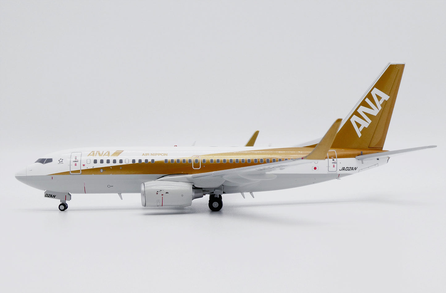JC WINGS B737-700 ALL NIPPON AIRWAYS (ANA) "GOLD" REG: JA02AN