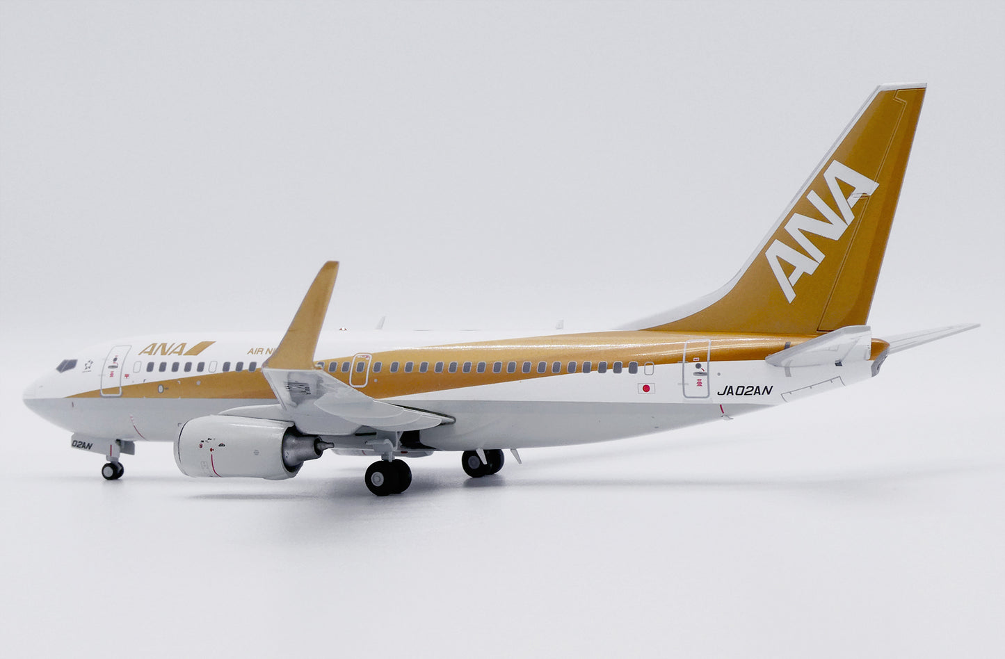 JC WINGS B737-700 ALL NIPPON AIRWAYS (ANA) "GOLD" REG: JA02AN