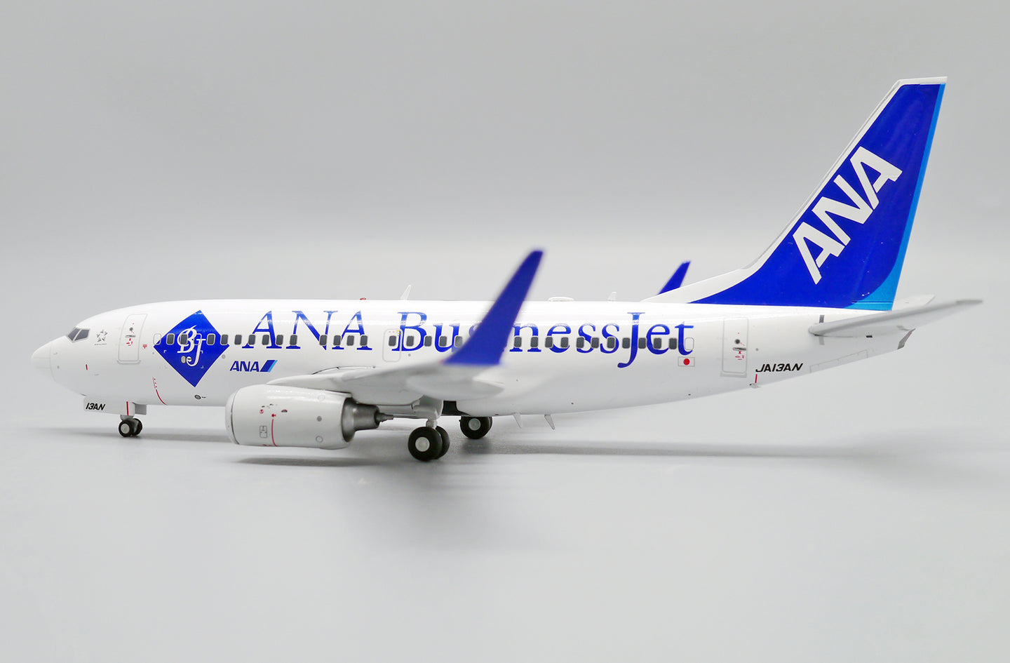 JC WINGS B737-700ER ALL NIPPON AIRWAYS (ANA) "ANA BUSINESS JET" REG: JA13AN