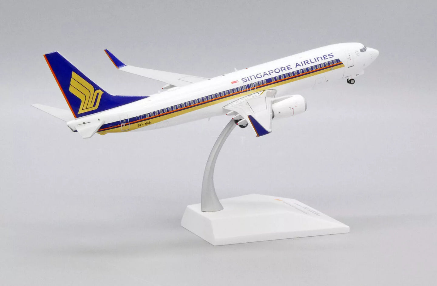 JCWINGS SINGAPORE AIRLINES B737-800 REG: 9V-MGA