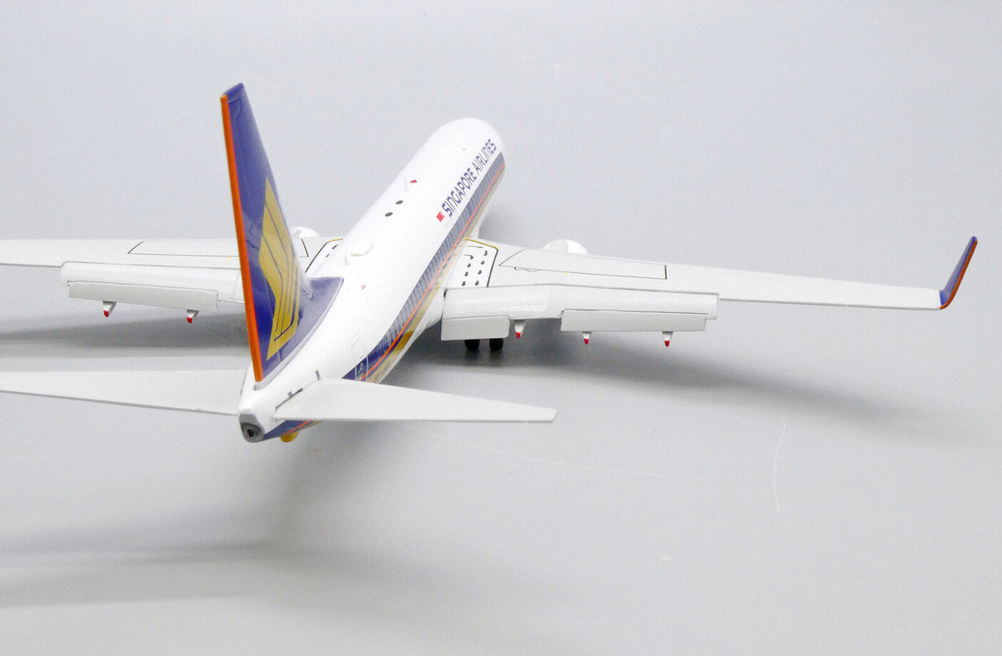 JC WINGS B737-800 SINGAPORE AIRLINES (FLAPS DOWNS) REG: 9V-MGA