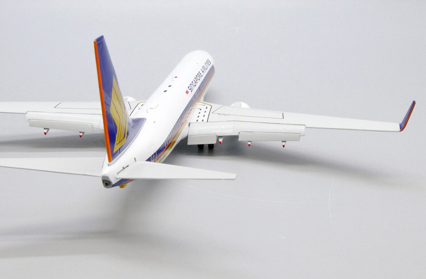 JC WINGS B737-800 SINGAPORE AIRLINES (FLAPS DOWNS) REG: 9V-MGA