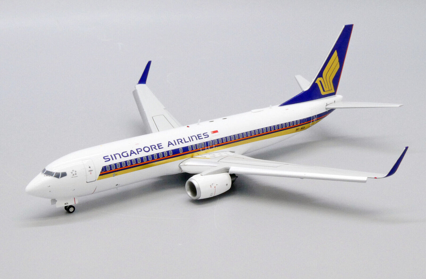 JC WINGS B737-800 SINGAPORE AIRLINES (FLAPS DOWNS) REG: 9V-MGA