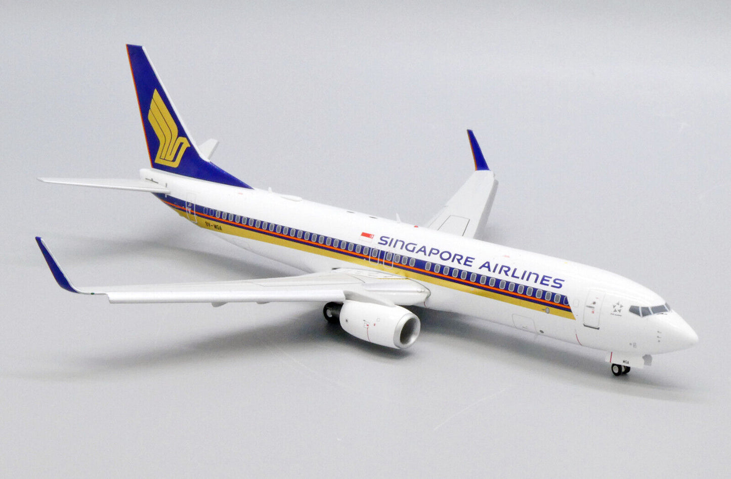 JC WINGS B737-800 SINGAPORE AIRLINES (FLAPS DOWNS) REG: 9V-MGA